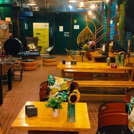Forrest Hostels Mumbai Ngoại thất bức ảnh